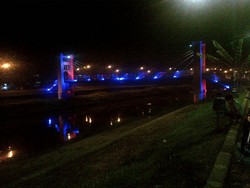 4 Foto Mata-mata Bantaran Kanal Banjir Timur yang Dipenuhi PKL