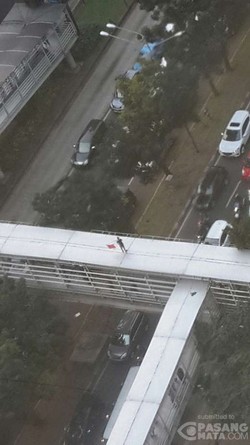 Seorang Pria Panjat Atap Jembatan Busway GBK Senayan