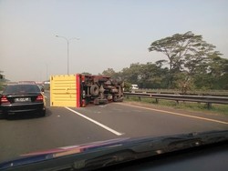 Truk Box Terjungkal di Tol Jagorawi Arah Bogor, Lalin Padat 1 Km