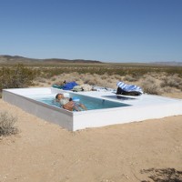 Segarnya, Ada Kolam Renang Rahasia di Gurun Pasir