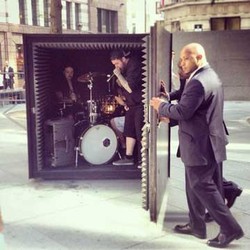 Band Death Metal Inggris Konser Dalam Kotak Kedap Suara