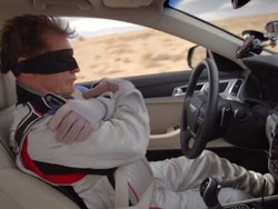 Bak Tukang Sulap, Pria Ini Menyetir Mobil Sambil Matanya Ditutup!