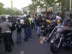 Bikers Harley Surabaya Bagi 2.500 Takjil Gratis