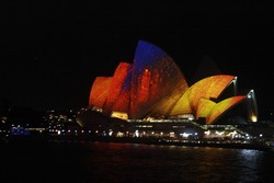 Sydney Opera House Mengeluarkan Cahaya Ajaib!