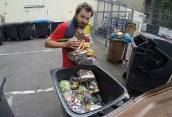 Nekat! Traveler Ini Keliling Eropa Berbekal Makanan Bekas