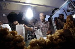 Jokowi Borong Gorengan di Jl Juanda Bekasi Terus Buka Puasa di Masjid