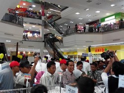 Jokowi Beli Baju Kotak-kotak Rp 75.000 dan 2 Pasang Sepatu di ITC Depok