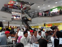 Jelajahi Bekasi, Jokowi Sempatkan Diri Ngeceng di Mal