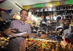 Cerianya Jokowi Kala Belanja Sepatu Rp 160 Ribu dan Beli Baju Obralan di Depok