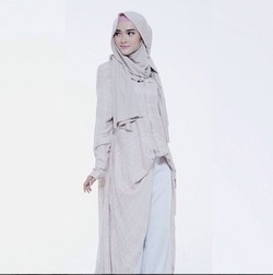 Hobi Foto Hijab OOTD, Puteri Hasanah Karunia Jadi Bisa Keliling Indonesia