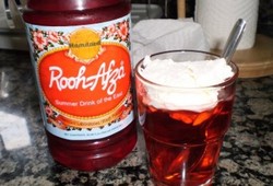 Minum Rooh Afza yang Segar Saat Berbuka Jadi Favorit Orang Bangladesh