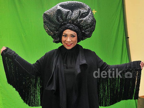 Berhijab, Melly Goeslaw Tetap Tampil Nyentrik