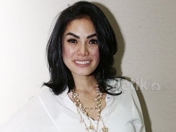 Nikita Mirzani Hamil 6 Bulan