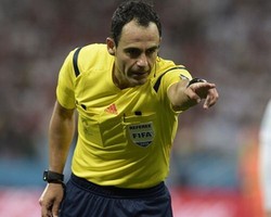 Pekerman Tak Khawatir Performa Wasit di Depan Publik Brasil