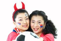Mau Tampil Heboh dengan Face Paint Saat Nobar? Ikuti Saran Dokter Kulit Ini