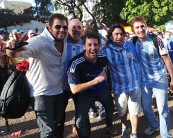 Kelakuan Fans: Dari Iseng Ganggu Selfie Hingga Peluk dan Cium