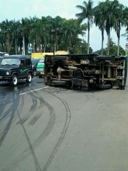 Tak Bisa Kontrol Kecepatan, Truk Ini Terguling di Depan BSD Plaza