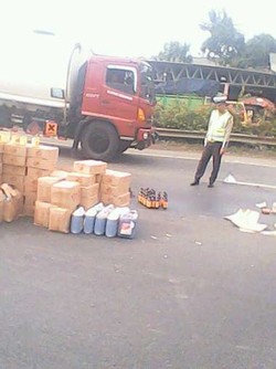 Truk Terbalik di KM 33 Tol Cikampek, Muatan Miras Tumpah Ke Jalan