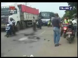 Pemotor Tewas Terlindas Truk