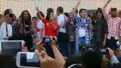 Orang-orang Keren Meriahkan Konser Salam 2 Jari