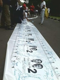 Di Tengah Konser Salam 2 Jari, 2 Relawan Ini Memunguti Sampah di GBK