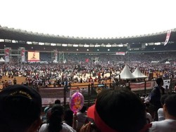 Diiringi Lagu Salam 2 Jari, Jokowi Naik ke Panggung Konser di GBK