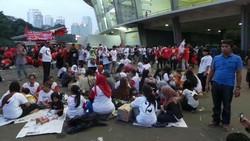 Para Penonton Konser Salam 2 Jari Dapat Takjil dan Langsung Buka Bersama