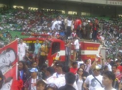 Tonton Konser Salam 2 Jari, Puluhan Pendukung Jokowi-JK Naik ke Atas Mobil Damkar