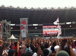 Datangi Stadion GBK, Istri JK Disambut Salam 2 Jari Simpatisan