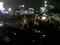 Jelang Debat, Massa Pendukung Prabowo-Hatta Penuhi Jl Gatot Subroto