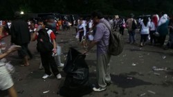 Usai Buka Bersama, Penonton Konser Salam 2 Jari Kompak Bersihkan Sampah