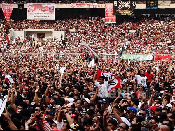 Pendukung Jokowi-JK Padati Konser Salam 2 Jari