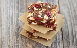 Camilan Kurma yang Kaya Energi Ini Bisa Dibuat Dengan 3 Bahan Saja!