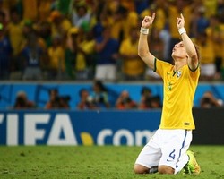 Tendangan Bebas yang Sudah Ditunggu-tunggu David Luiz