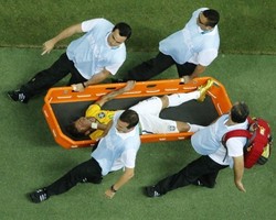 Cedera, Neymar Langsung Dibawa ke Rumah Sakit