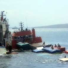 Evakuasi Muatan Kapal yang Karam di Selat Bali Dinodai Penjarahan