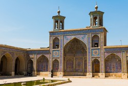 Subhanallah, Cantiknya Pink Mosque di Iran Ini!