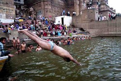 Pencemaran Berat Tak Halangi Anak-anak Mandi di Sungai Gangga