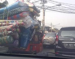 Bahaya, Ada Bajaj Bermuatan Super Penuh Keluar dari Pasar Baru