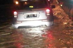 Banyak Mobil Mogok Saat Lewati Banjir di KM 8 Tol BSD