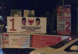 Masuki Masa Tenang, Satpol PP Mulai Copot Atribut Kampanye di Jakarta