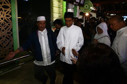 Berpeci Hitam dan Kemeja Putih, Jokowi Siap Berangkat Umrah