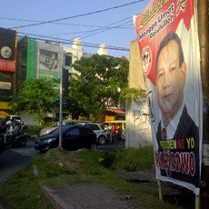 Penertiban Alat Peraga Kampanye di Surabaya Belum Bersih