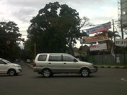 Atribut Kampanye Pilpres Masih Mejeng di Jalanan Kota Bandung