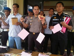 Jelang Pilpres, Polisi Amankan Ribuan Miras hingga Senpi di Karawang