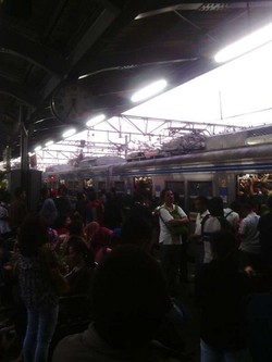 Ini Kondisi Kacaunya Stasiun Tanah Abang Akibat Rel Ambles