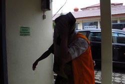 Kasus Pencabulan Siswa SD, Brigadir M Tutup Wajah Pakai Sajadah