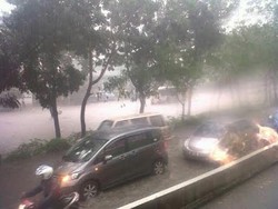 Ini Penampakan Banjir yang Menyerupai Sungai di Depan Gandaria City