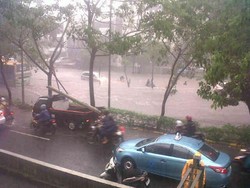 Hujan Deras, Jl Iskandar Muda di Depan Gandaria City Mirip Sungai