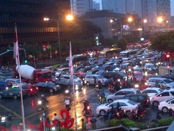 Ini Semrawutnya Kemacetan di Sarinah Thamrin Malam ini
